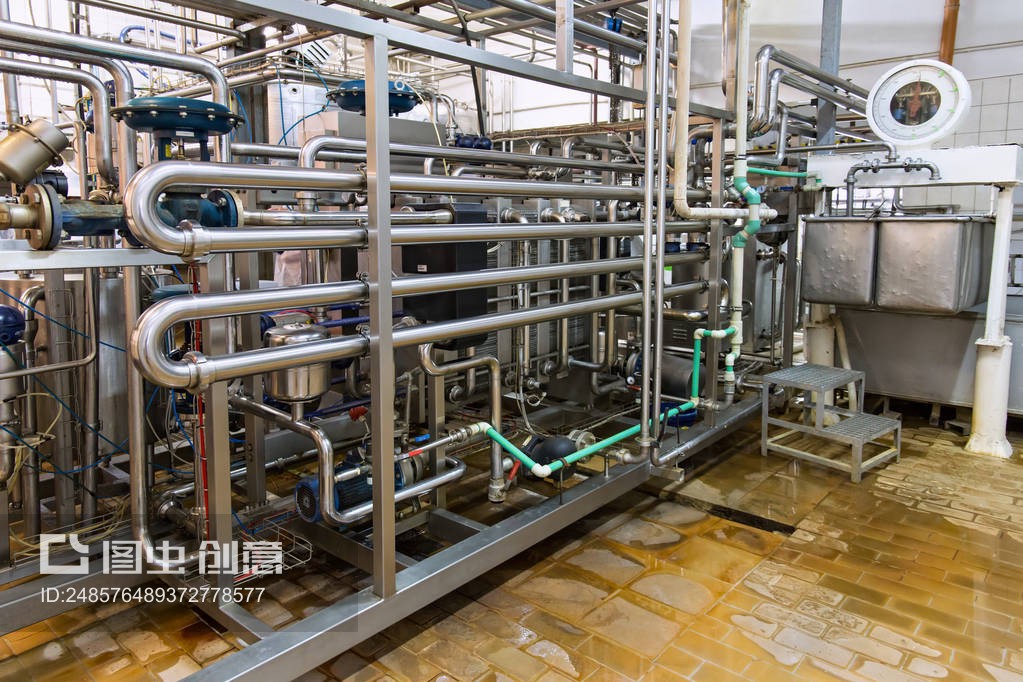 查看牛奶工廠的鋼制管道。View on the steel pipelines on the milk factory.