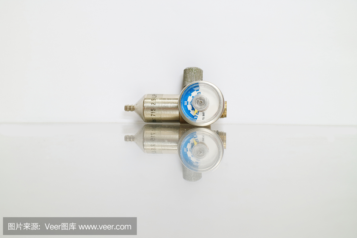 在LNG或LPG天然氣配運站工廠或工廠設施的管道上配有黃銅配件的金屬鋼制高壓計或壓力計排,隔離在白色背景上。石油和天然氣生產過程中的壓力表。