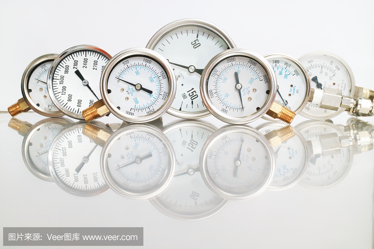 在LNG或LPG天然氣配運(yùn)站工廠或工廠設(shè)施的管道上配有黃銅配件的金屬鋼制高壓計(jì)或壓力計(jì)排,隔離在白色背景上。石油和天然氣生產(chǎn)過(guò)程中的壓力表。