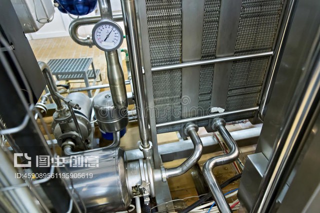 查看牛奶工廠的鋼制管道。View on the steel pipelines on the milk factory.